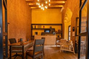 克雷塔罗Hotel Patio Santiago的客厅配有木桌和椅子
