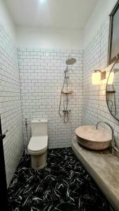 哈林海滩Joy Camping & Rooms的带浴缸、卫生间和盥洗盆的浴室