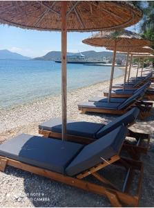 格利法Blu的海滩上的一排躺椅和遮阳伞