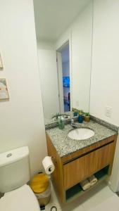 圣保罗Liberdade SP a 250m do metrô的一间带水槽、卫生间和镜子的浴室