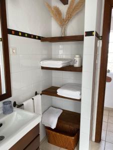 TetirCasa Maida的浴室提供毛巾、水槽和镜子