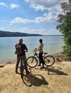 克鲁斯兹考采Jasna Chata Kluszkowce的一名男子和一名女子站在海滩上骑着自行车