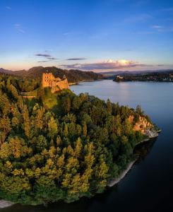 克鲁斯兹考采Jasna Chata Kluszkowce的湖中带城堡的岛屿