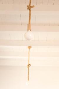巴里Appartamenti San Marco的吊灯挂在房间的天花板上