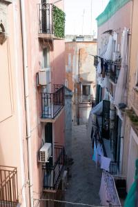 巴里Appartamenti San Marco的建筑物之间一条晾衣绳上的一条小巷