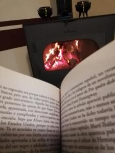 门多萨Aguara House Pedemonte Mendoza的一本带壁炉的开放式书籍