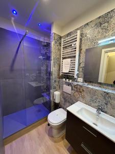 博洛尼亚La Suite Rooms & Apartments的带淋浴、卫生间和盥洗盆的浴室