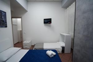 TirioloAYN Apartment的小房间设有两张床和镜子