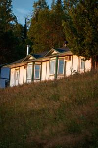 BouchettePimishka Chalet-Cottage-Studios的山顶上的房子