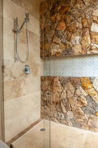 ConkalLa Parcela Cunkal的带淋浴的浴室(带石墙)