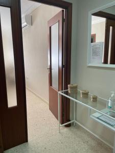 桑卢卡尔-德巴拉梅达Apartamento Acogedor的一间带玻璃台面和镜子的浴室