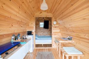 WarmondTiny Camping Pod的小木屋配有床和书桌