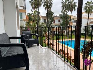 德尼亚Apartamento EL PATIO V的一个带围栏和游泳池的阳台
