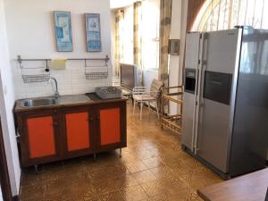内尔哈Villa Carmen的厨房配有不锈钢冰箱和水槽