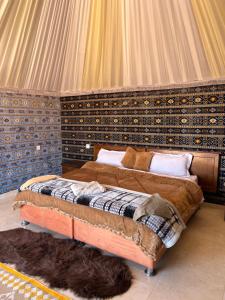 瓦迪拉姆Wadi Rum Sunset Camp的一间帐篷内带两张床的卧室
