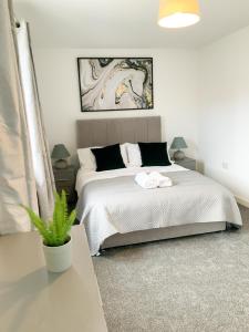安德沃Arcaro house的一间卧室配有一张床和盆栽植物