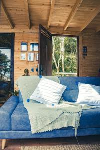 麦德林Giüg Refugio的客房内的蓝色沙发及枕头