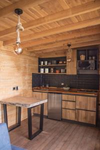 麦德林Giüg Refugio的厨房设有木制天花板和木桌。