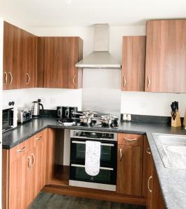 安德沃Arcaro house的厨房配有木制橱柜和炉灶烤箱。
