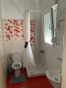 普里诺斯VILLA ARMONIA GUEST HOUSE的带淋浴、卫生间和盥洗盆的浴室