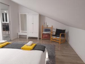 阿尔马达Open Home - Lisbon/Almada的白色的客房配有一张床和椅子