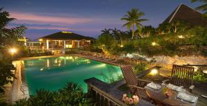 邦劳邦劳岛Spa度假酒店的夜间在度假村的游泳池