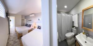 圣多明各Residence Parque的浴室设有床、卫生间和水槽。