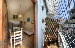 圣多明各Residence Parque的客房设有带桌子的阳台和厨房