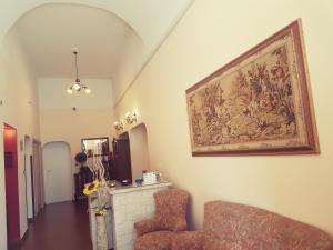 巴里Airport Rooms - Bari的客厅配有壁画和两把椅子