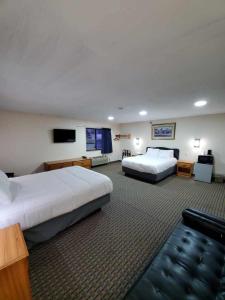 HibbingHibbing Inn & Suites的酒店客房设有两张床和一台平面电视。