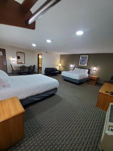 HibbingHibbing Inn & Suites的酒店客房带两张床和一个客厅