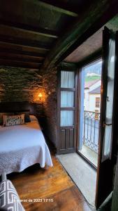 坎加斯德尔纳尔塞亚Apartamentos Rurales Casa Ardaliz的一间卧室设有一张床和一个大窗户