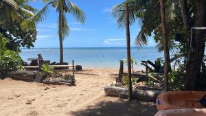 莫雷雷Quarto em frente à praia de Moreré的棕榈树和海洋的沙滩