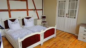 吕本瑙Spree Chalet - adults only的卧室配有白色的床铺和白色的枕头
