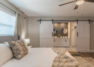 奥兰多Lake House Retreat Near Downtown, Disney, Universal Studios and Airport的卧室配有白色的床和吊扇
