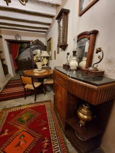 托泽尔Dar El Sultan Tozeur的配有梳妆台、桌子和镜子的客房