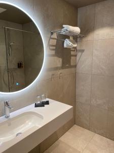 龙南龙南酒店 的一间带水槽和镜子的浴室