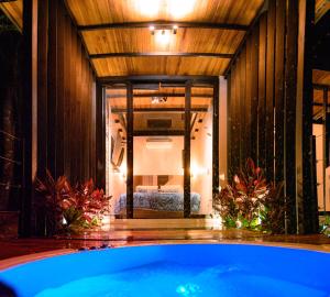 圣希尔Sunset Palm Lodge的卧室内的浴缸
