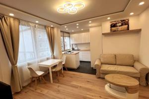 纽伦堡Lovely Flat RELAX near City Center的客厅配有沙发和桌子