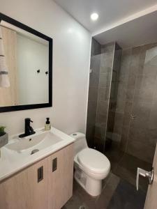 波哥大Hermoso apartamento moderno, excelente ubicación cerca al centro histórico的浴室配有卫生间、盥洗盆和淋浴。