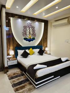 巴特那Hotel Buddha International的一间卧室配有一张大床,墙上挂着一幅大画