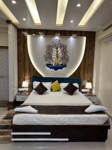 巴特那Hotel Buddha International的一间卧室配有一张大床,上面有大面积的浴缸