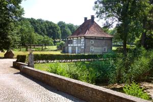 SchinnenTerborgh Budget的一座老房子,前面有一个池塘