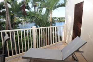 拿撒勒波恩特普雷森特度假酒店的阳台设有长凳,享有水景