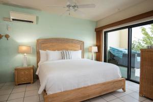 拿撒勒波恩特普雷森特度假酒店的一间带大床的卧室和一个阳台