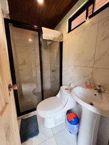 图里亚尔瓦Casa Tucan Glamping的浴室配有卫生间、淋浴和盥洗盆。