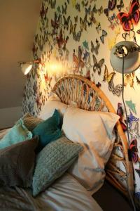 FlobecqN°5 Lumen的卧室配有一张床上的蝴蝶壁床。
