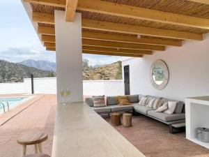 孔佩塔Villa Tres Flores的带沙发和游泳池的客厅