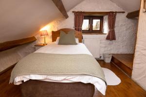 布里真德Swallow Cottage的一间卧室,卧室内配有一张大床