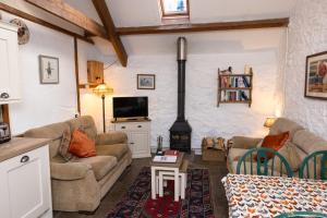 布里真德Swallow Cottage的带沙发和炉灶的客厅